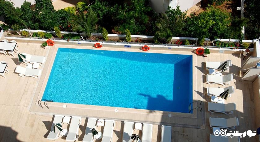 نمای کلی استخر روباز